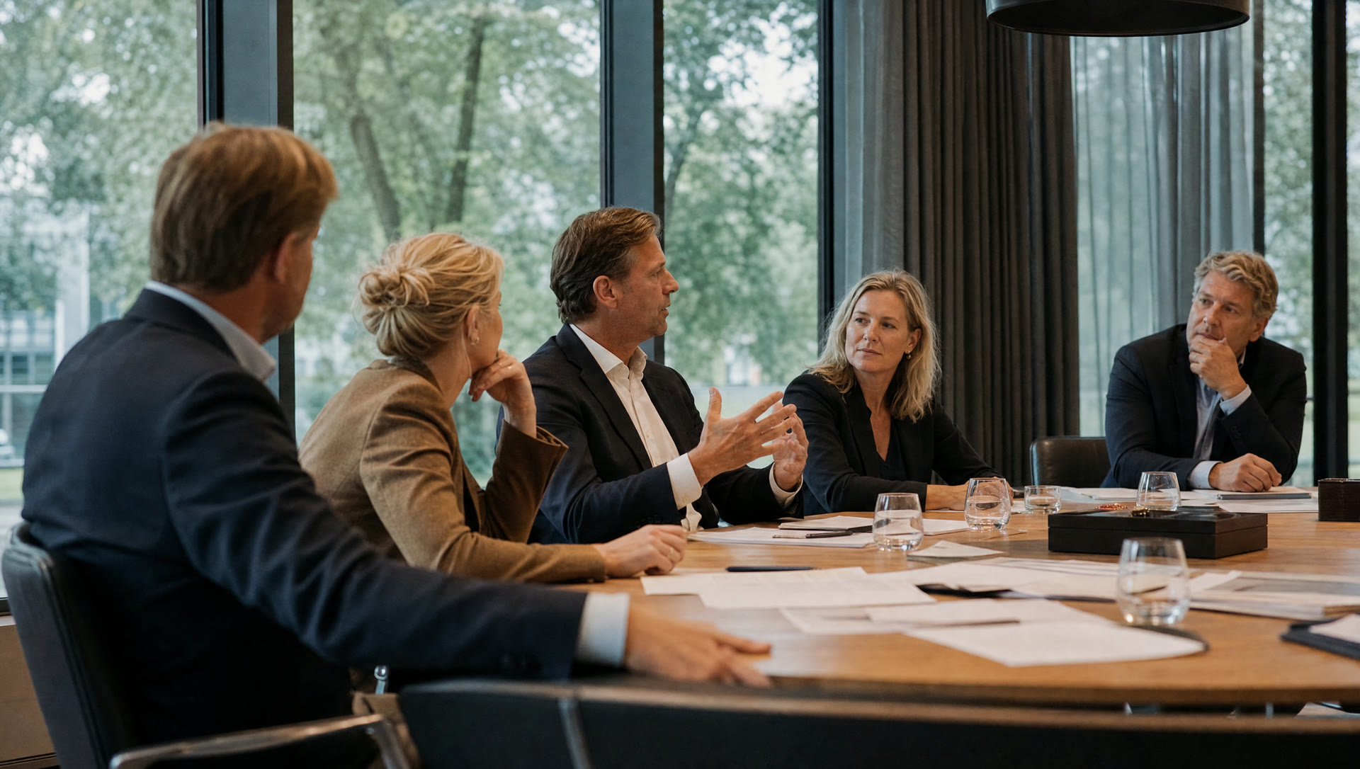 Overleg aan de bestuurstafel bij daglicht