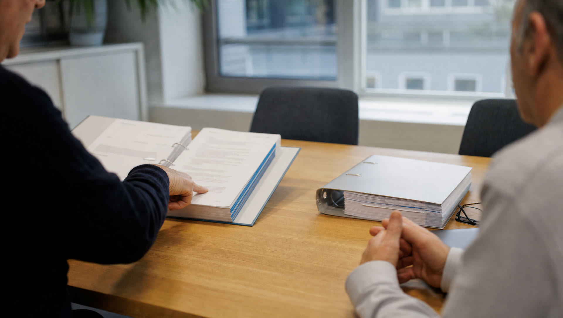 Twee adviseurs vergelijken normdocumenten aan tafel